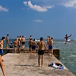 возле аркадии и парка победы с балконом *