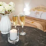 возле аркадии и парка победы с балконом *