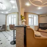 возле аркадии и парка победы с балконом *