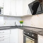 возле аркадии и парка победы с балконом