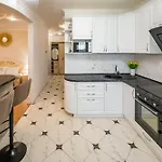 возле аркадии и парка победы с балконом