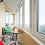 возле аркадии и парка победы с балконом