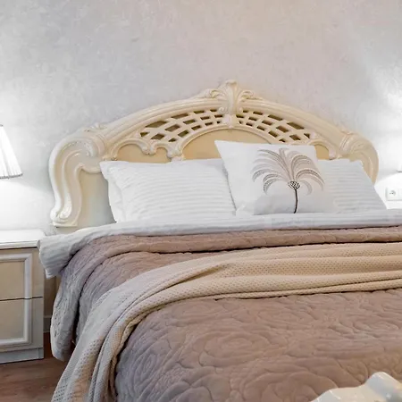 возле аркадии и парка победы с балконом