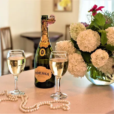 Апартаменти возле аркадии и парка победы с балконом и видом на море