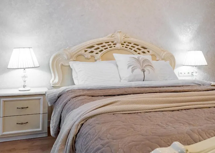 возле аркадии и парка победы с балконом и видом на море