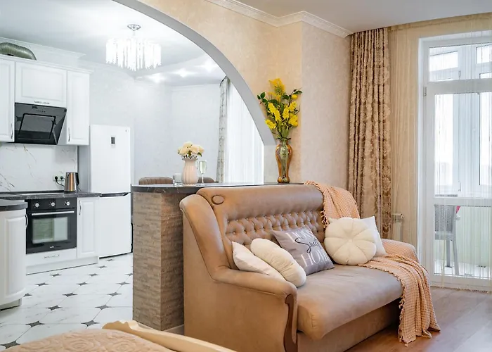 возле аркадии и парка победы с балконом Apartament