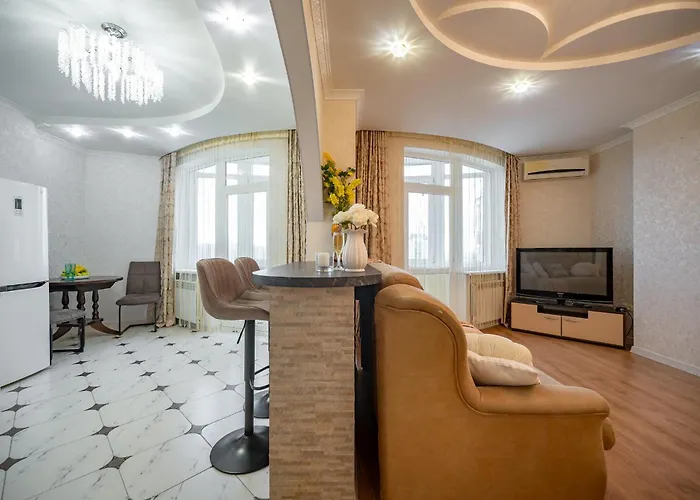 возле аркадии и парка победы с балконом *