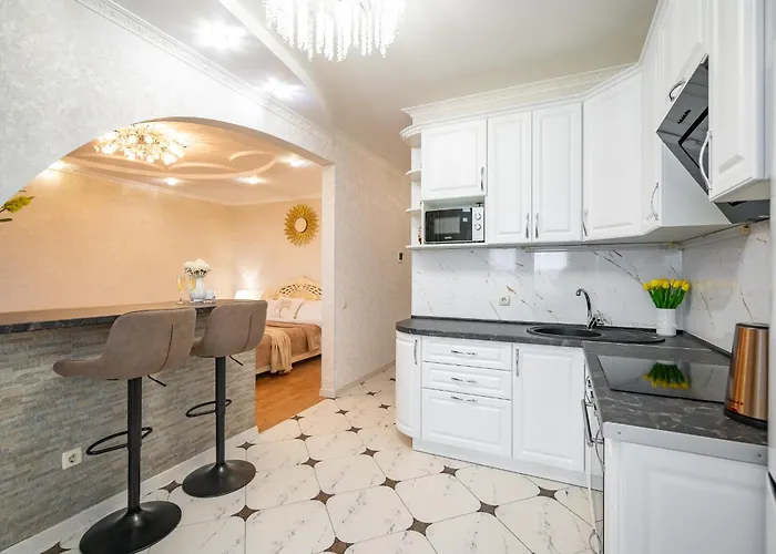 возле аркадии и парка победы с балконом и видом на море Одеса