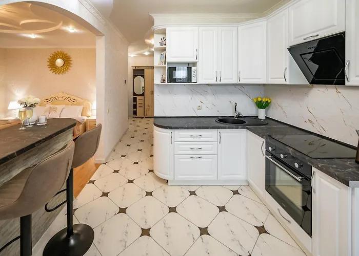 возле аркадии и парка победы с балконом и видом на море