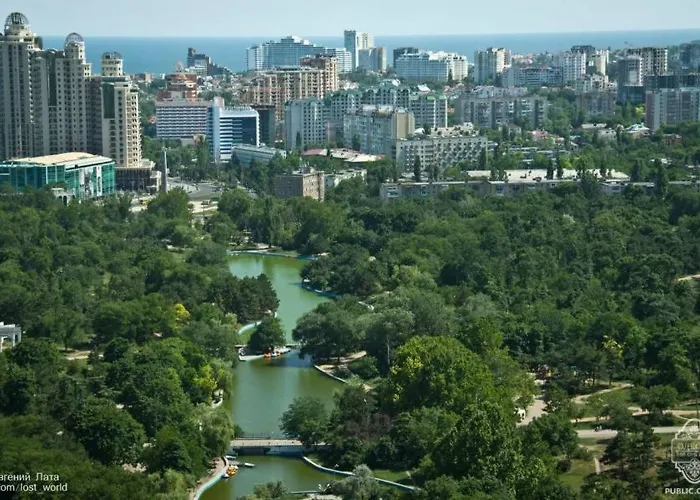 возле аркадии и парка победы с балконом * Odessa