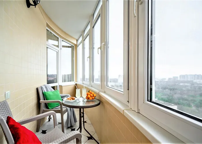 возле аркадии и парка победы с балконом и видом на море