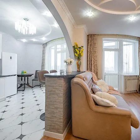 возле аркадии и парка победы с балконом * Odessa