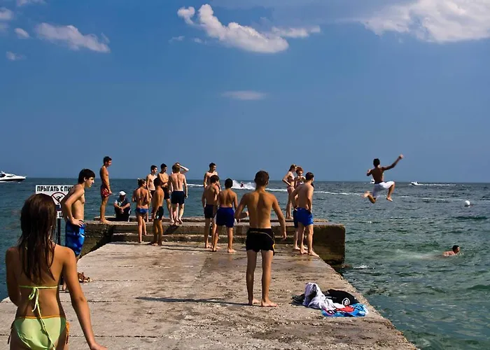 возле аркадии и парка победы с балконом *