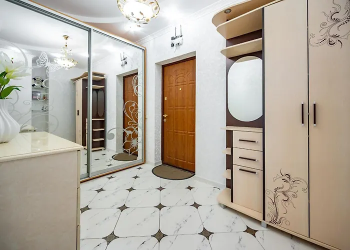 возле аркадии и парка победы с балконом Apartman